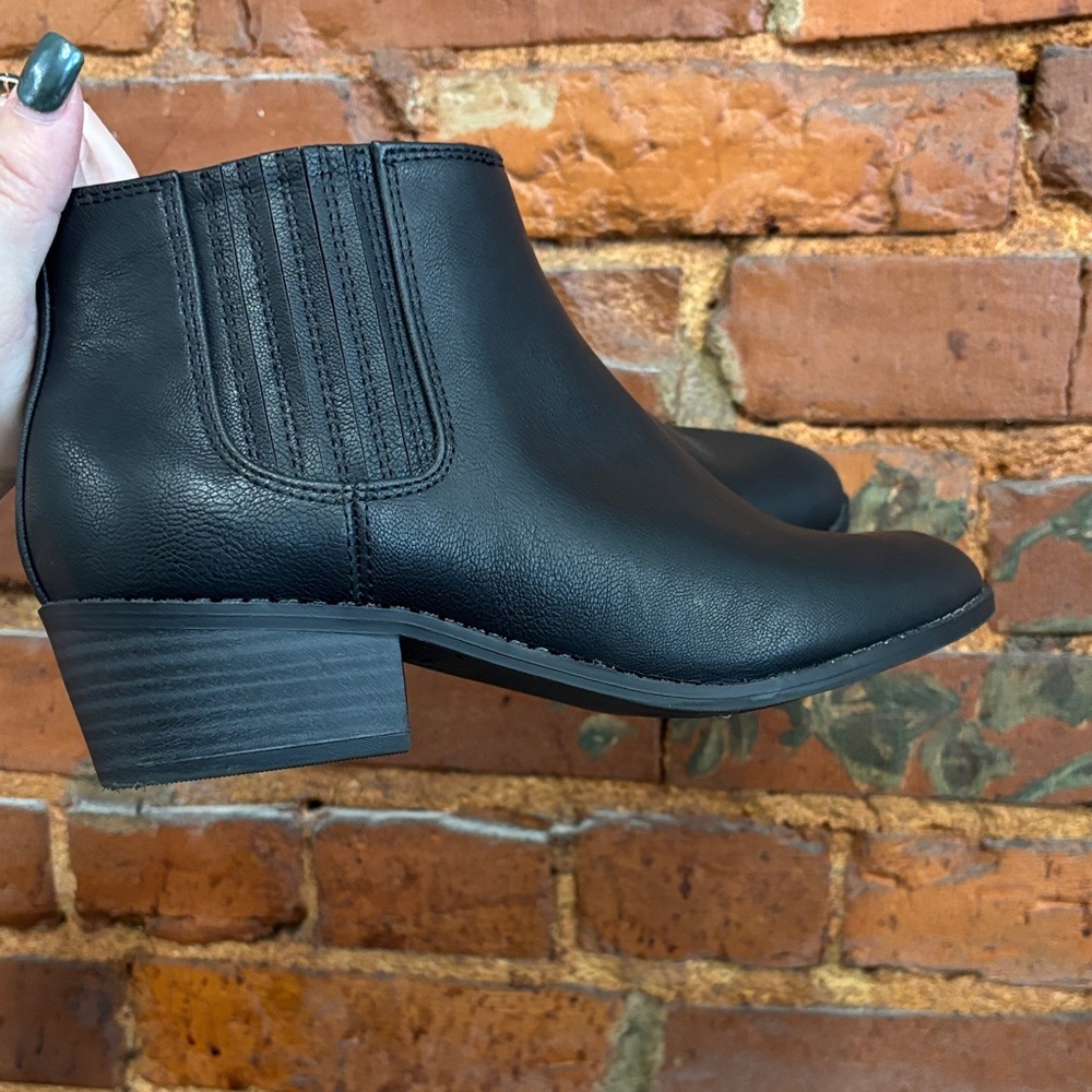 Old Navy Black Ankle Booties Size‎ 5 Youth